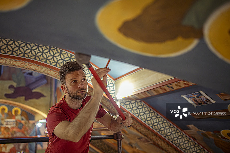 才华横溢的艺术家正在修复壁画图片素材