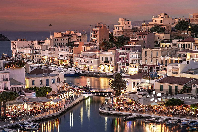 被照亮的希腊海滨小镇图片素材