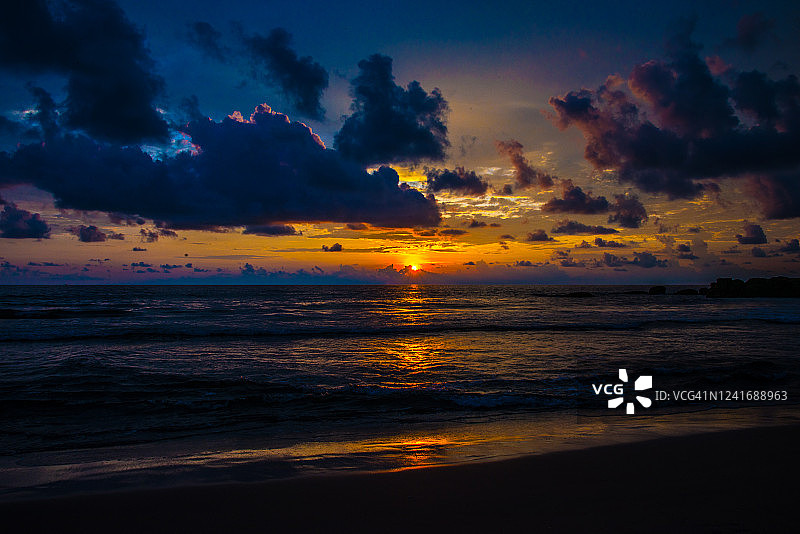 斯里兰卡阿洪加拉印度洋上的金色日落图片素材
