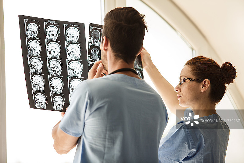 肿瘤科医生分析脑肿瘤患者术后X光片图片素材