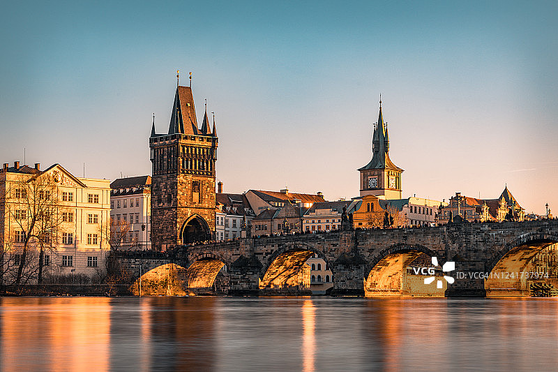 美丽的布拉格市伏尔塔瓦河和查理大桥创意摄影图片素材