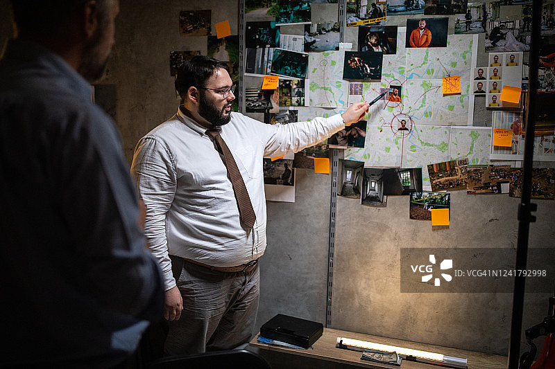 侦探在办公室加班破案图片素材