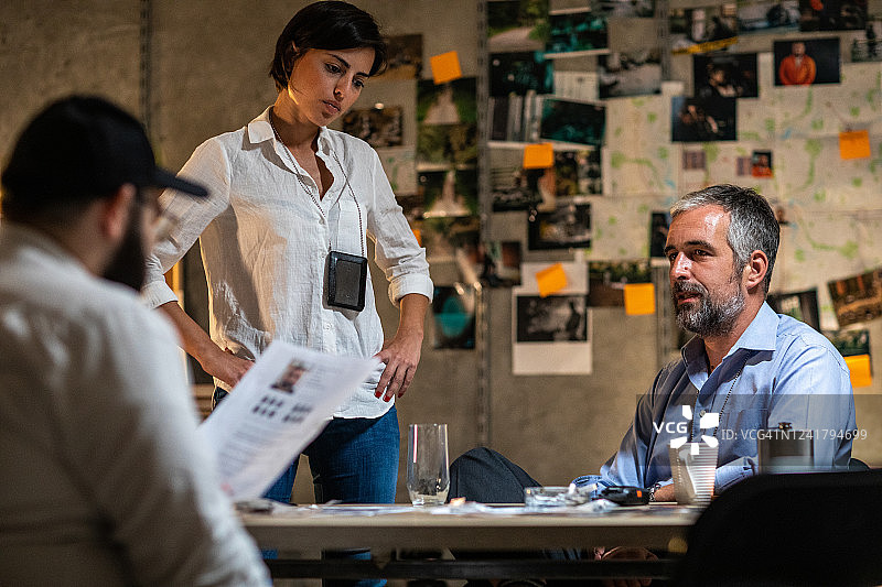 警察局长与同事深夜在办公室办案图片素材