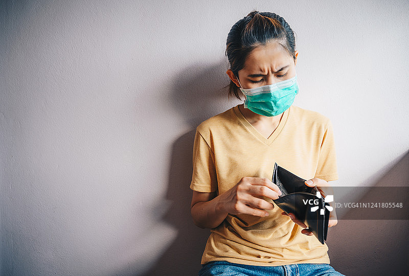 因疫情失业而身无分文的女子图片素材