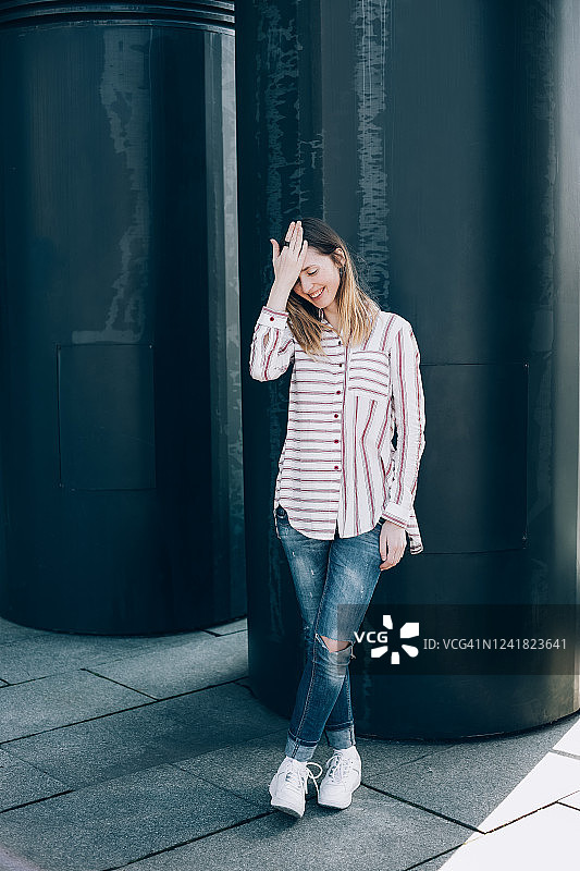 穿着条纹衬衫的女孩在街上图片素材