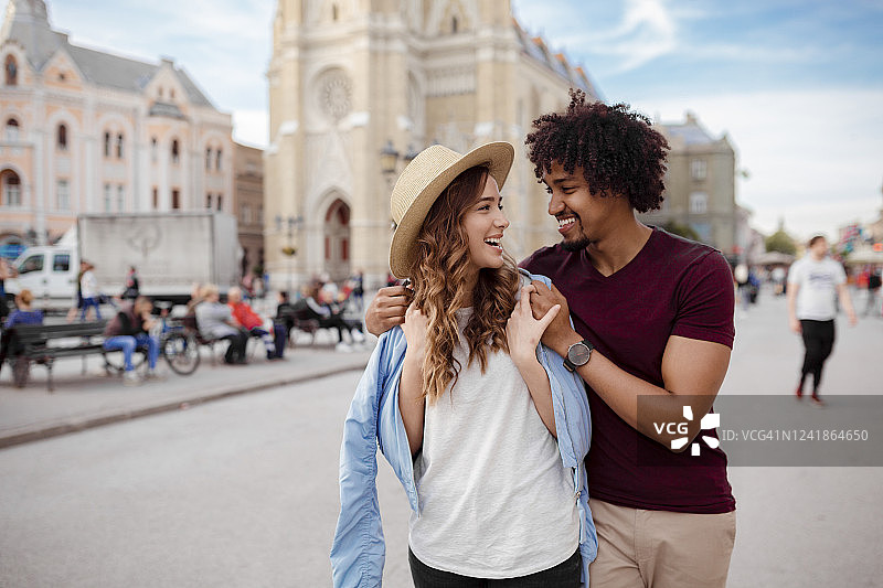 快乐的异族夫妇在度假图片素材