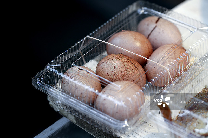 PET塑料外卖盒装茶叶蛋（大理石纹）图片素材