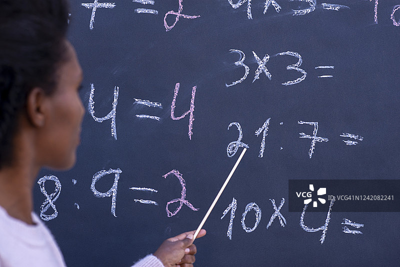算术数学老师教授除法和乘法图片素材