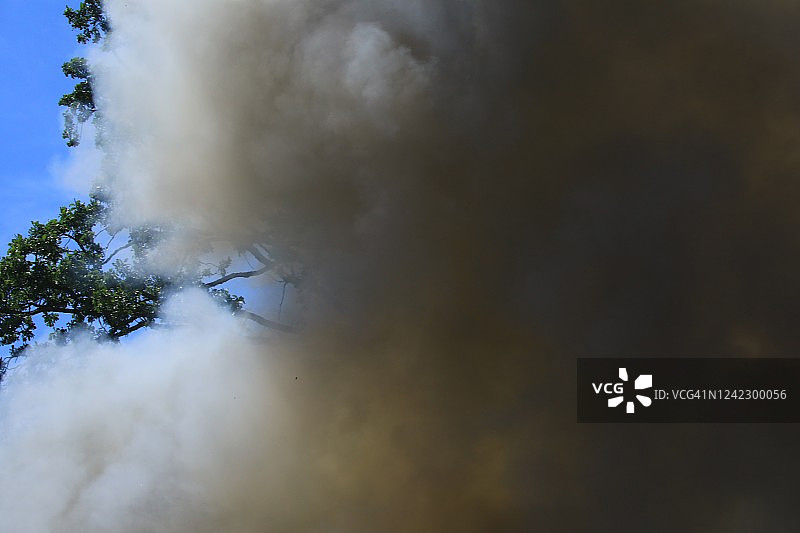 空中浓厚的上升烟雾图片素材