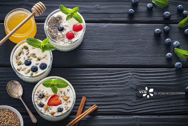 薄荷浆果格兰诺拉麦片奇亚籽肉桂蜂蜜酸奶早餐杯图片素材