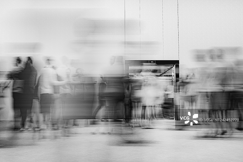 办公楼大堂里走动的商务人士图片素材