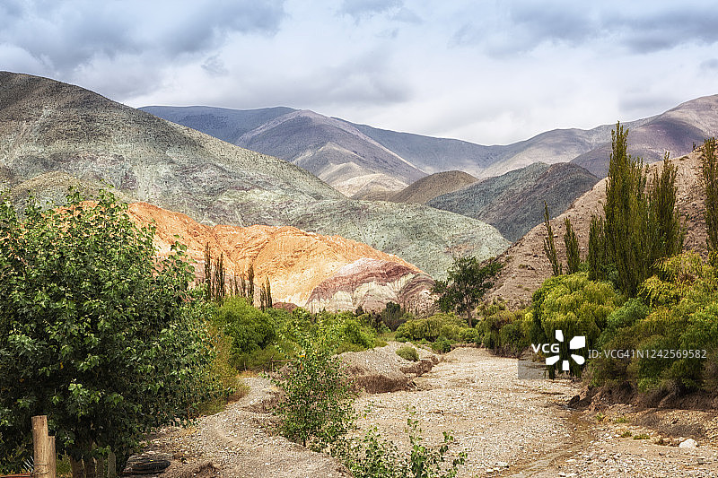 色彩缤纷的丘陵和云彩的壮丽景色图片素材