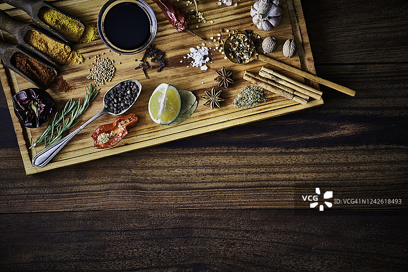老式厨房砧板上用于食品调味的各种多香果配料和调味品图片素材