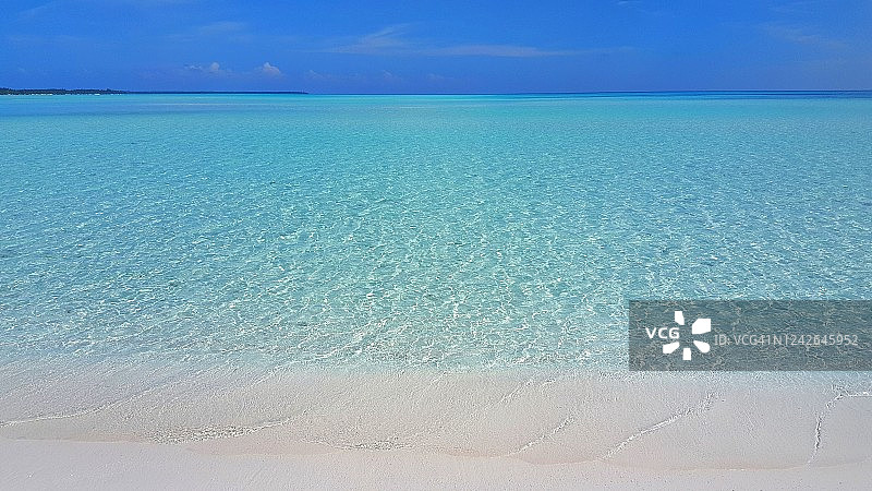 美丽白色沙滩和热带海洋图片素材