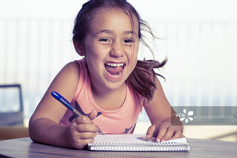 书写准备阶段：儿童在家进行书写能力培养图片素材