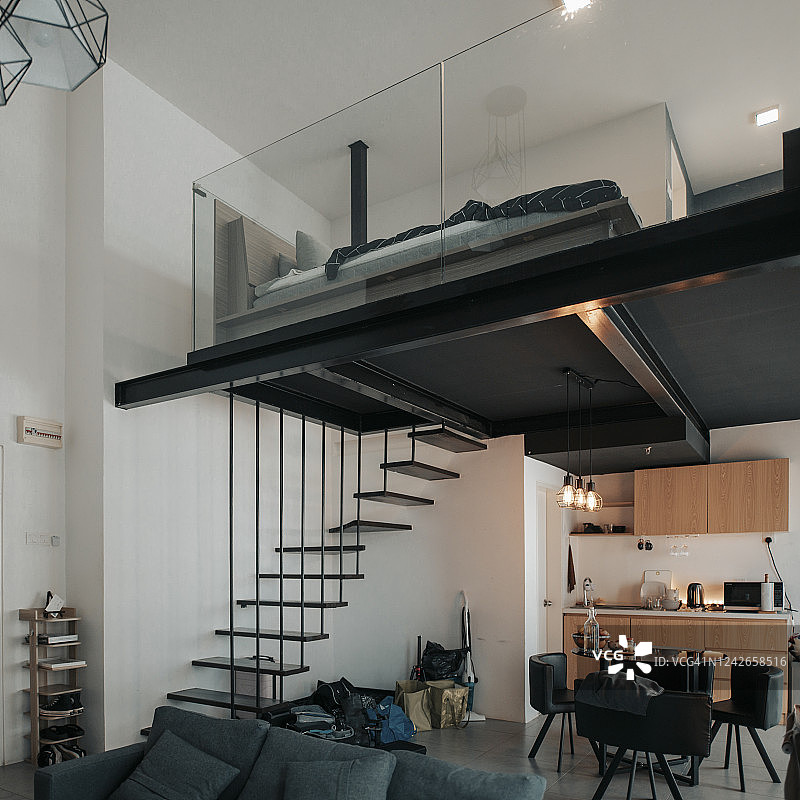 带沙发和咖啡桌的公寓客厅和厨房图片素材