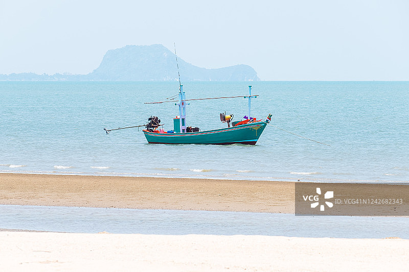 泰国阳光明媚海滩上的渔船图片素材
