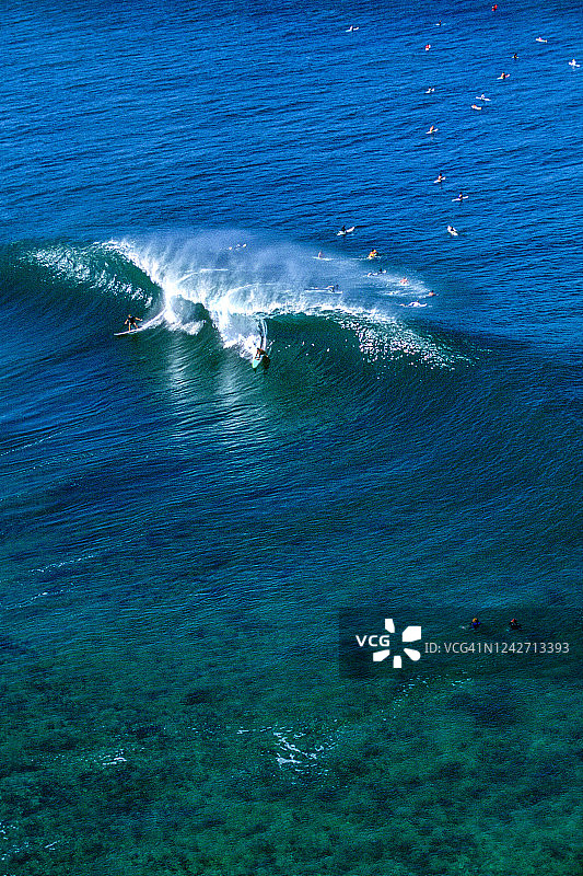 美国夏威夷埃胡凯海滩公园的冬季冲浪图片素材