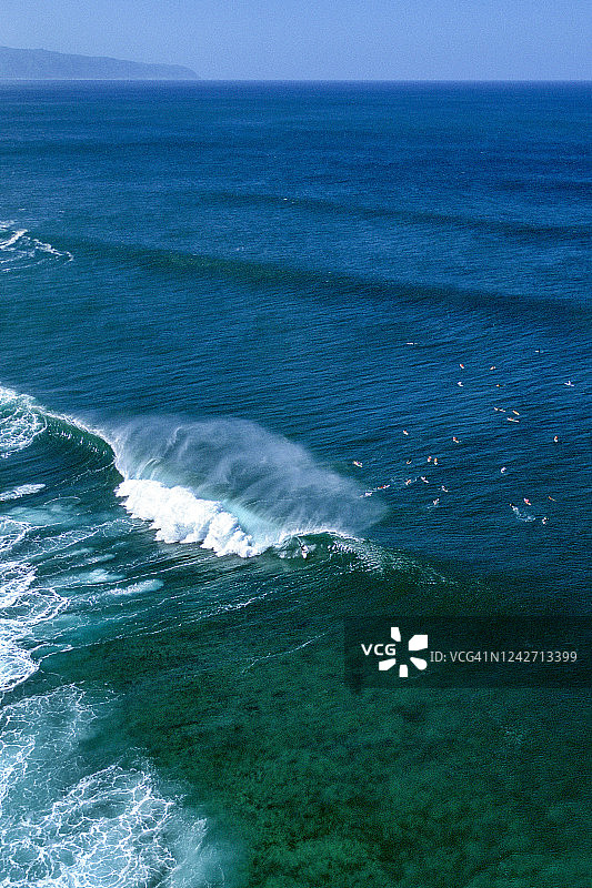 美国夏威夷埃胡凯海滩公园的冬季冲浪图片素材