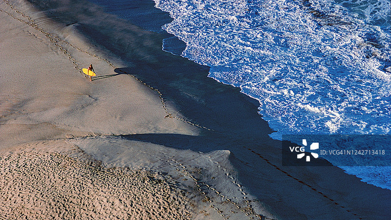 美国夏威夷威美亚湾的冲浪者图片素材