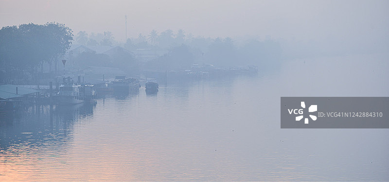 薄雾笼罩下的槟椥河图片素材