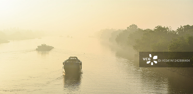 雾色清晨中的槟椥河图片素材