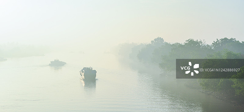 雾中的槟椥河与船只图片素材