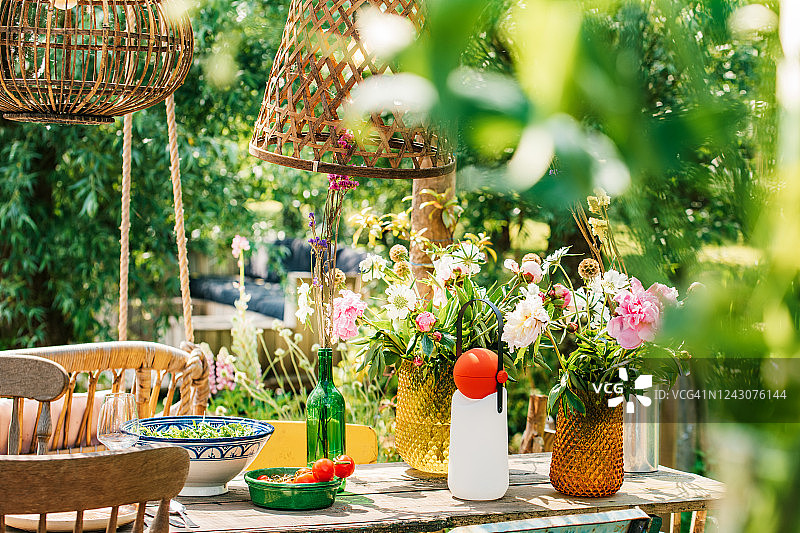 夏季花园中的彩色餐桌图片素材