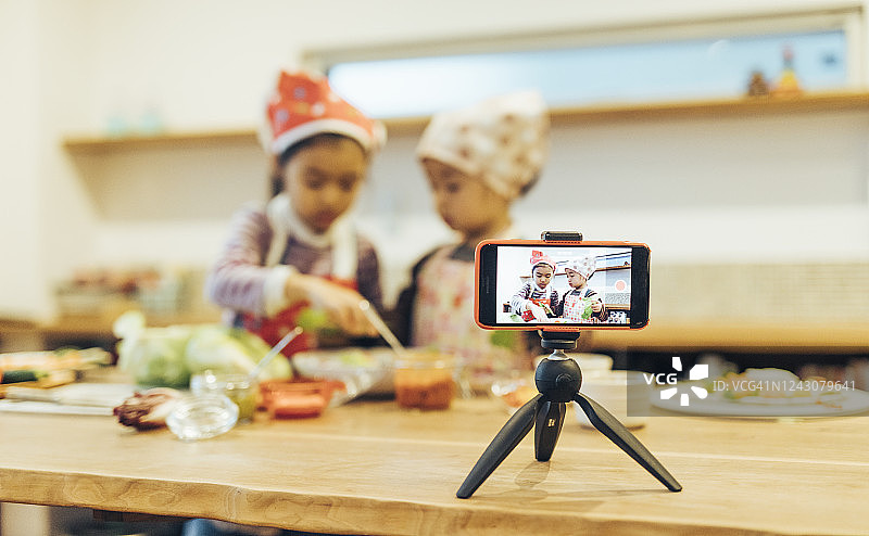 孩子们用智能手机制作创意烹饪节目图片素材