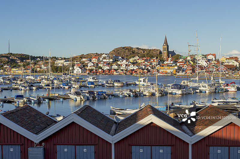 瑞典西海岸博胡斯兰省风景如画的菲亚尔巴卡渔村的入水口和港口，有船只和帆船图片素材