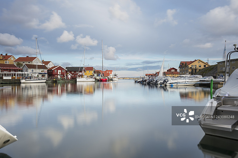 瑞典斯莫根渔村的港口和帆船图片素材