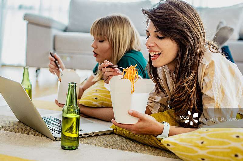 两个女人点意大利面在家吃图片素材