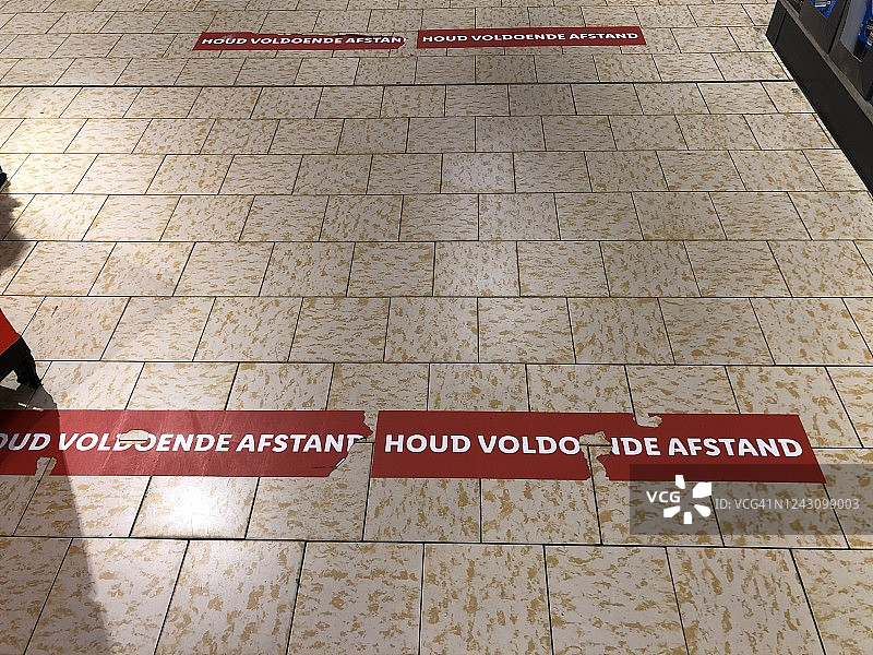 1.5米距离的红色警戒线，示意保持距离图片素材