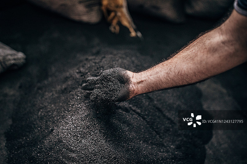 男人在工厂捡煤炭近景图片素材
