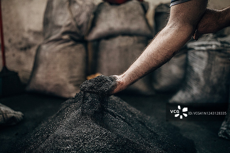 捡煤的男人特写图片素材