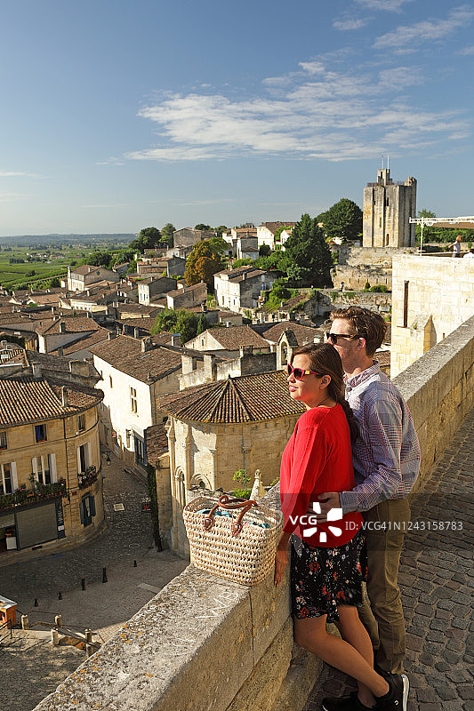 欣赏历史名镇景色的夫妇图片素材
