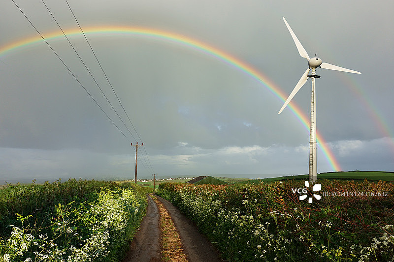 彩虹和风力涡轮机乡村场景图片素材