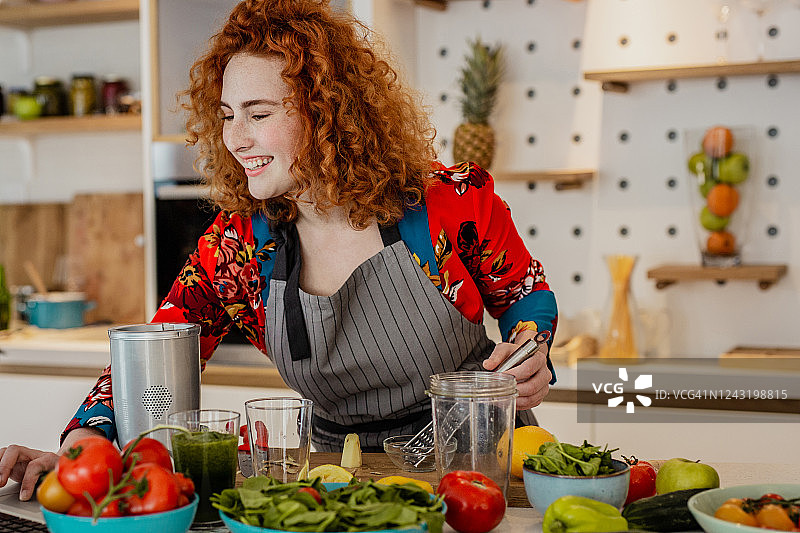 年轻女子在线搜索食谱图片素材