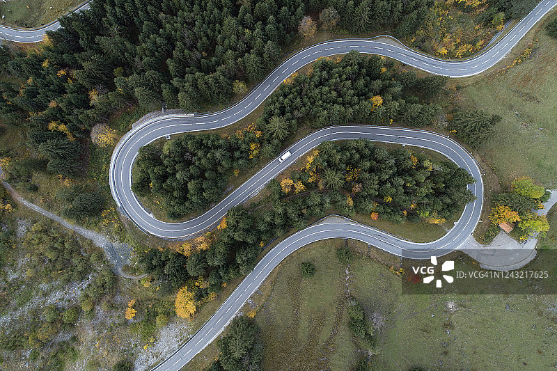 蜿蜒山路约赫施特拉大街在巴特欣德朗和上约赫附近的秋季航拍景色图片素材