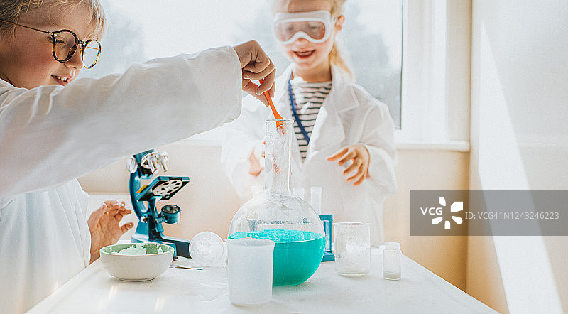 实验室里的小科学家图片素材
