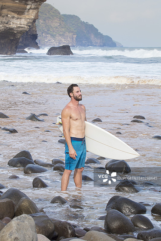 穿着泳装的健美白人夫妇携带冲浪板图片素材