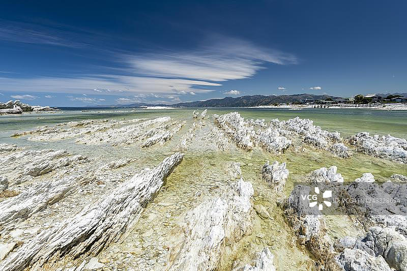 凯库拉半岛岩石海岸，背景是凯库拉山脉，新西兰南岛坎特伯雷图片素材