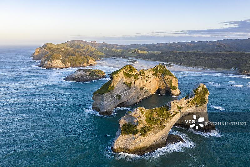 新西兰南岛瓦拉里基海滩岩石岛图片素材