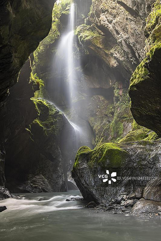 新西兰南岛西海岸哈斯特山口威尔逊溪的狭窄瀑布峡谷图片素材