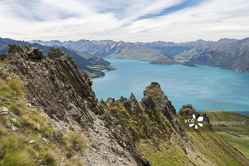 新西兰南岛奥塔哥哈威亚湖和山脉全景图片素材