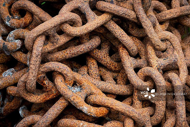 冰岛北部地区锡格吕菲厄泽镇的锈迹斑斑的锚链图片素材