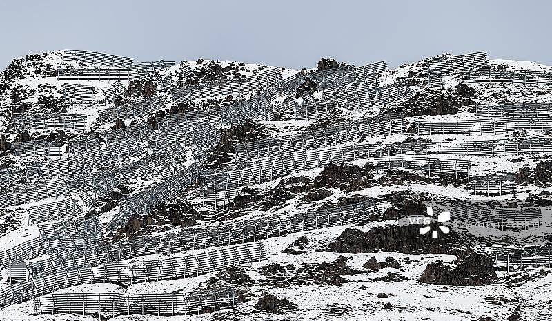 雪崩防护栅栏，锡格吕菲厄泽附近的Nordurland eystra山坡，冰岛图片素材
