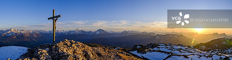 从贝希特斯加登霍赫王峰顶峰看到的阿尔卑斯全景,贝希特斯加登和基姆高阿尔卑斯山脉的景色,德国巴伐利亚州贝希特斯加登兰比肖夫斯维森图片素材