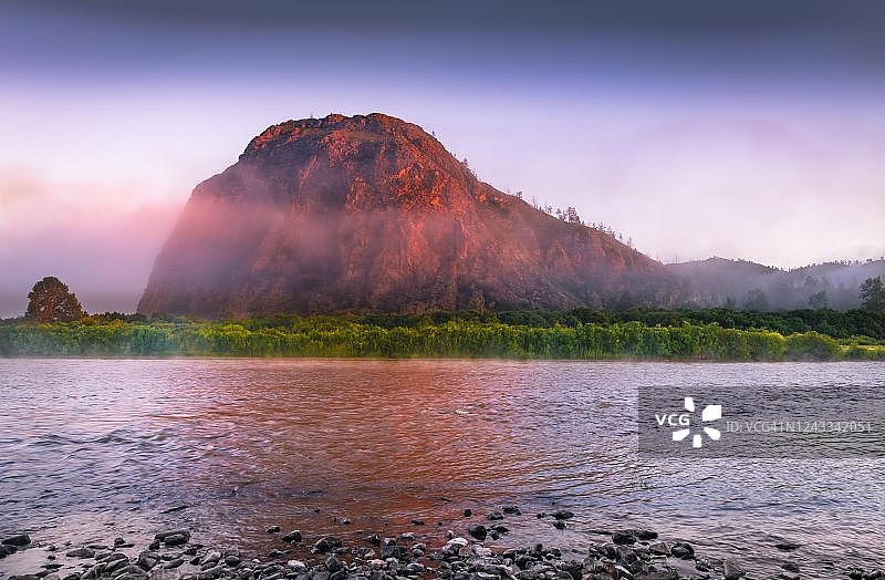 色楞格河宗赫隆山段，蒙古国布尔干省，清晨薄雾图片素材