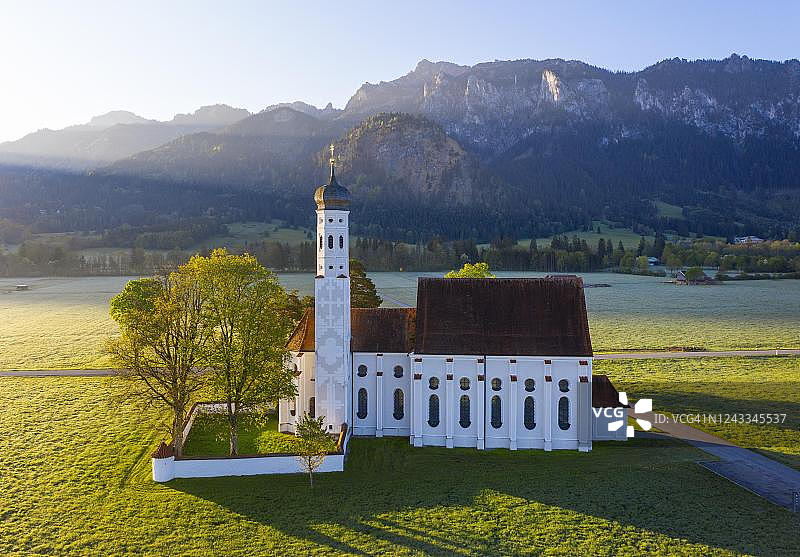 圣科洛曼教堂，近施万高，无人机拍摄，德国巴伐利亚施瓦本阿尔高东阿尔高图片素材